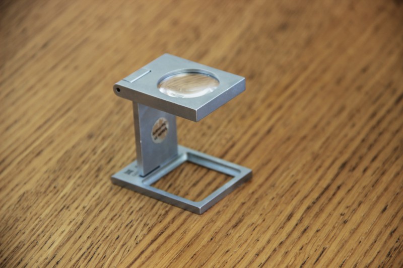 Un compte fils est utilisé pour observer les trames en imprimerie, « compter les fils » d’un textile ou parcourir une planche contact. Son utilisation est limitée à une seule personne, les aller-retour entre les vignettes et la pleine image ne peuvent être partagés. Compte-fil digital - g.u.i.