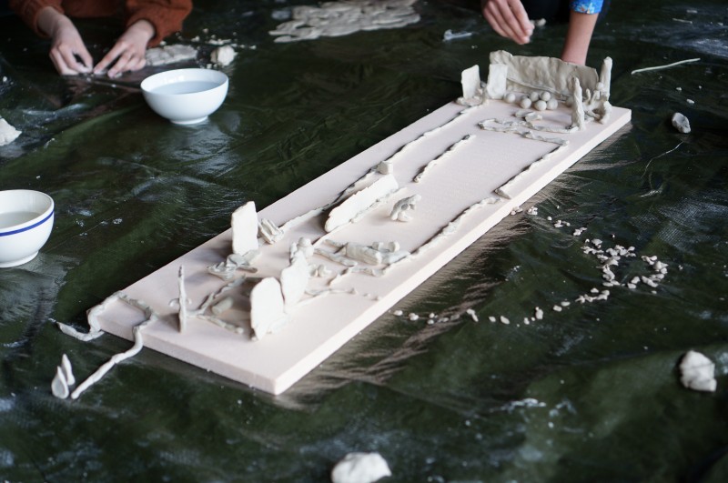 Maquette collective silencieuse en guise de premier échauffement Gestes du Contact Improvisation - g.u.i.