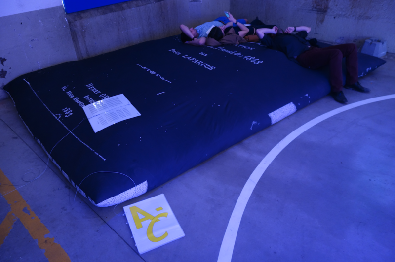 Premier lit-matelas, la couverture du *Droit à la paresse* de Paul Lafargue en fin de l'exposition *Panorama des Mutations du Design*, Cité du Design, 2017 Les Formes du Repos / Shapes of Rest / Die Gestalt der Ruhe - g.u.i.