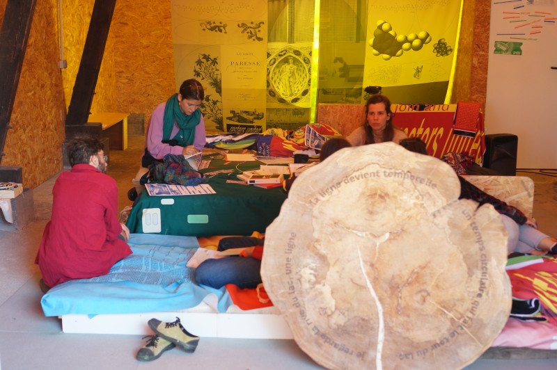 Mireille Diestchy en discussion sur le radeau du repos, 2022 Les Formes du Repos / Shapes of Rest / Die Gestalt der Ruhe - g.u.i.