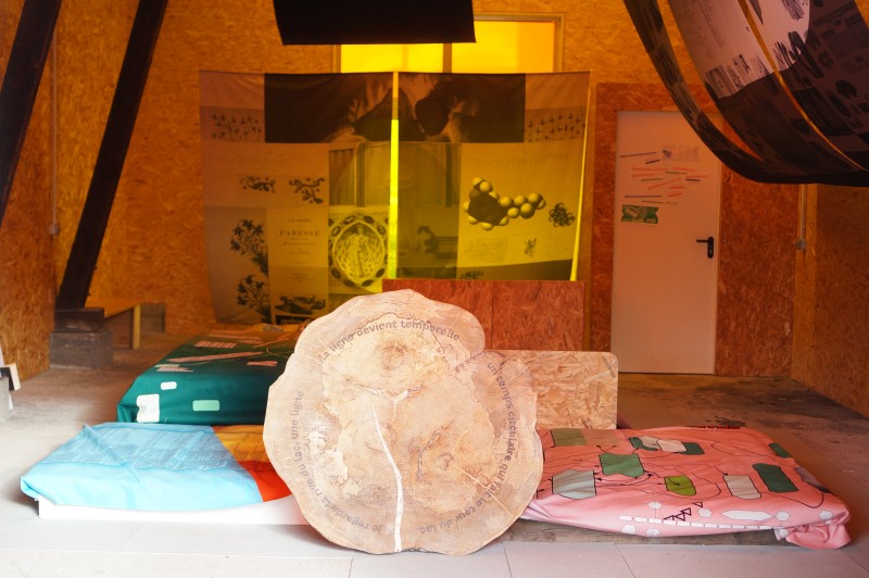 Le radeau du repos, installation des lits avec Cyril Magnier, 2022
Tranche d'arbre coupé par les agents de la Ville, pyrogravure par Alice Rochette, 2022
Tentures des accessoires du repos, Nicolas Couturier, 2022 Les Formes du Repos / Shapes of Rest / Die Gestalt der Ruhe - g.u.i.