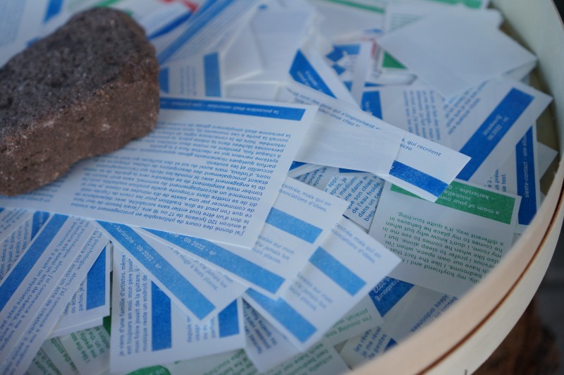 Petits papiers, impression en trois langues des pratiques de repos, 2022
©Alex Flores Les Formes du Repos / Shapes of Rest / Die Gestalt der Ruhe - g.u.i.