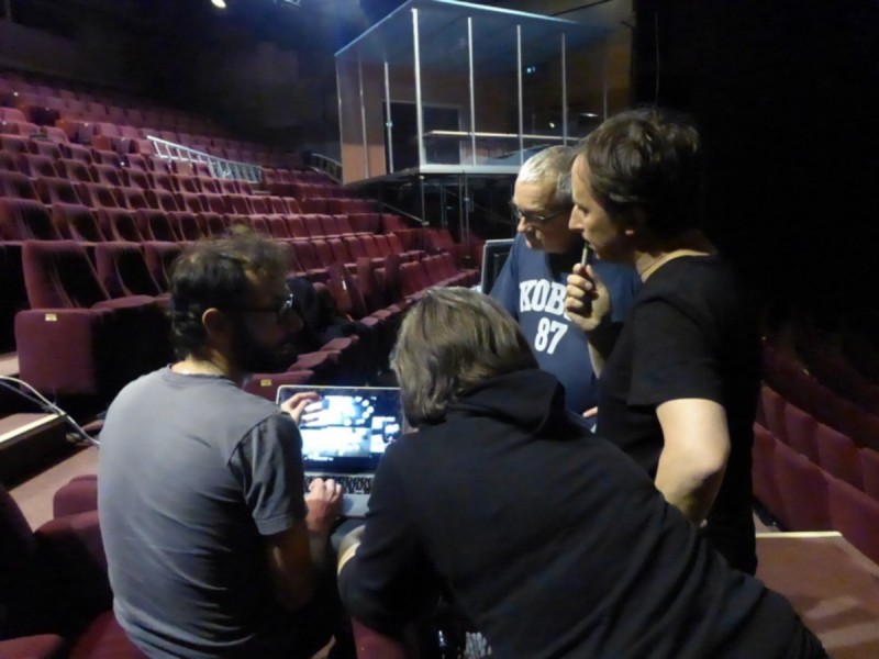 Benoît Verjat explains the broadcasting system to Philippe Quesne and the Amandiers team in the negotiating room. © Ewen Chardronnet Mapping the negociation - g.u.i.