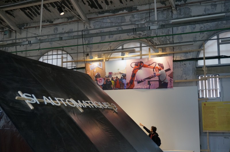 L'extérieur de l'espace de projection vidéo de "si automatique" ( commissaire Éric Fache) Panorama des mutations du travail - g.u.i.