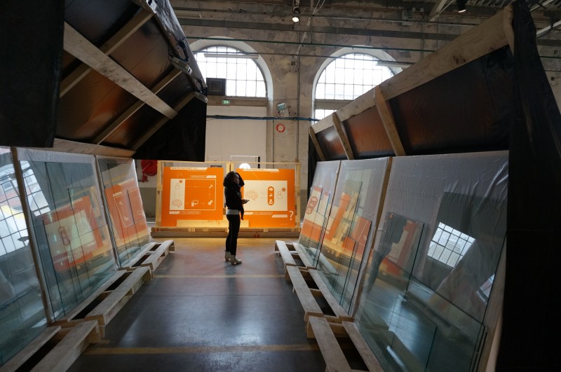 Espace de projection vidéo de "si automatique" ( commissaire Éric Fache) Panorama des mutations du travail - g.u.i.