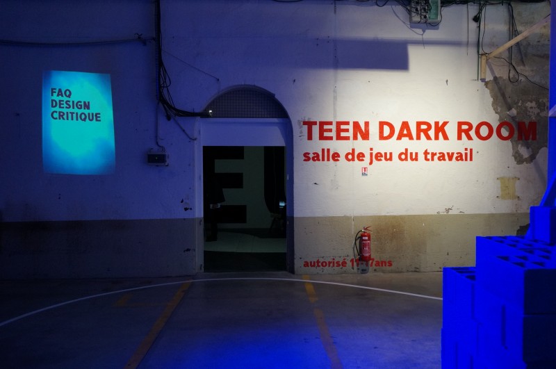 L’entrée de la « teen dark room » un espace dédié aux ados et au jeu vidéo qui proposent de jouer au travail. Panorama des mutations du travail - g.u.i.