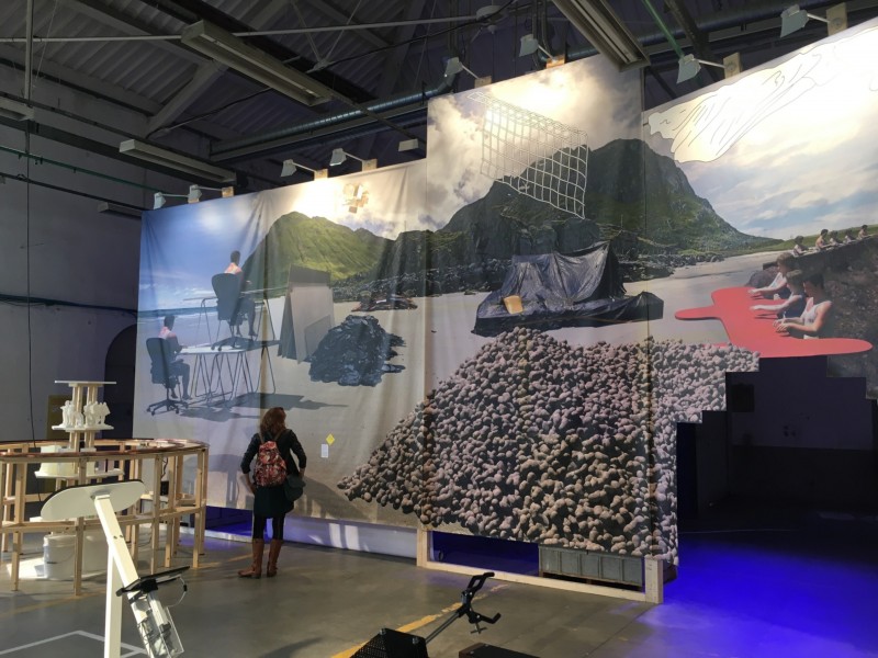 La fresque qui sert d'image de fond de l’exposition qui met en scène la fin du travail ou les limites entre vacances et bureau sont flous. Panorama des mutations du travail - g.u.i.