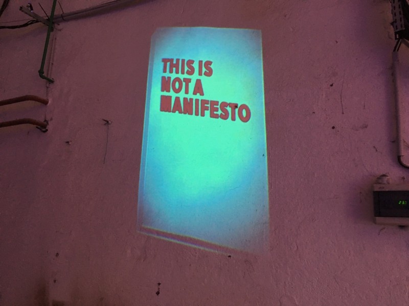 En projection, le livre au sans fin aux 100 couvertures qui reprennent la liste des manifestes sélectionnés. Panorama des mutations du travail - g.u.i.