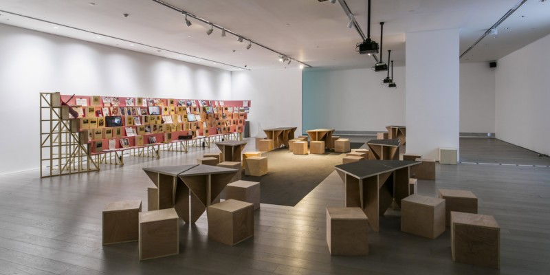 L’espace d’exposition du Himalaya Center à Shanghai. Une **librairie** qui sert de ressource, un **espace de discussion modulable** permettant le travail en groupe et la restitution, une surface de **retour visuel**, cinq projections en temps réel. Reset Modernity! Shanghai Perspective - g.u.i.