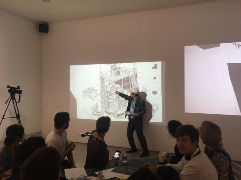 Lors des sessions de travail en groupe, une projection de ce qui est posé sur la table permet de nouveaux modes de conversation à partir des documents, mais aussi la capture des moments clés. Le dispositif focalise le regard du groupe sans donner la main à une seule personne. Chacun peut agir sur la composition, poser un nouveau document ou point un élément de la composition existante. Reset Modernity! Shanghai Perspective - g.u.i.