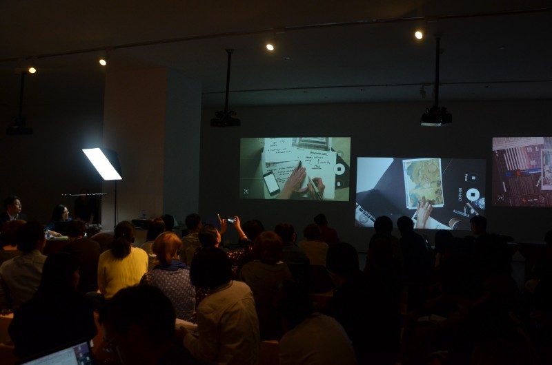 Filmer la table permet de sortir du fil parfois trop tendu et calculé de la présentation par « slides ». Il est aussi possible d’apporter du volume, de jouer sur des couches, de comparer, de zoomer sur un détail, de construire son discours par étape en gardant sur la table les traces du raisonnement mis en place. Reset Modernity! Shanghai Perspective - g.u.i.