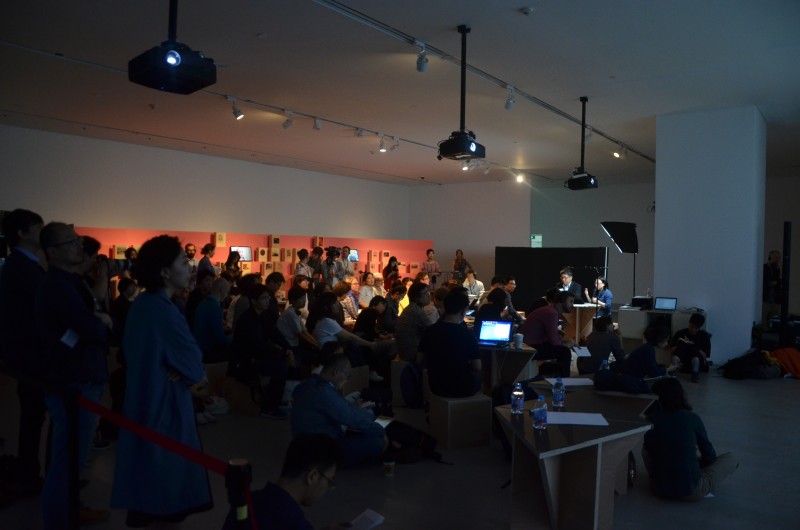 L’espace de travail peut être reconfiguré pour accueillir des restitutions ou des sessions de travail en groupe plus restreint. Reset Modernity! Shanghai Perspective - g.u.i.