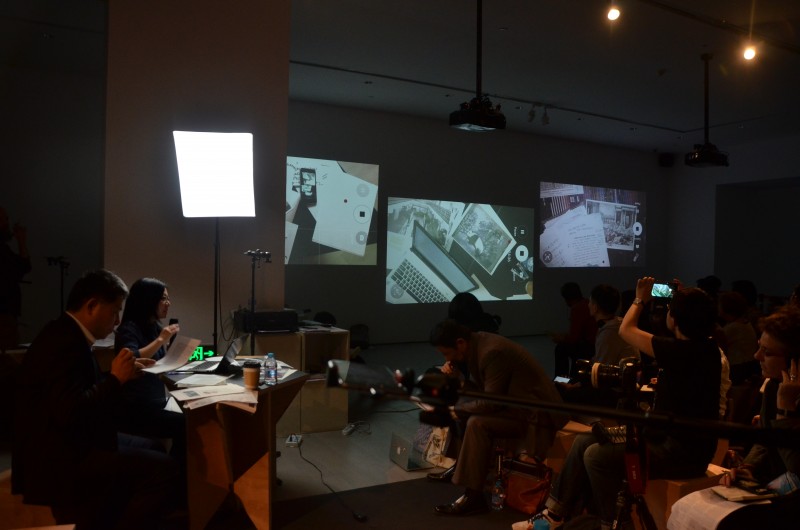 Des moments de restitution permettent de résumer le travail en groupe. En adressant aux autres participants le résultat d’une session de travail on fabrique une trace qui aura plus de chance d’être lisible pour l’extérieur. Travailler à partir de document et des traces écrites permet, avant la restitution de structurer sa présentation. Reset Modernity! Shanghai Perspective - g.u.i.