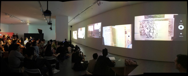 Le mur de vidéo diffuse en direct 5 visions de la discussion permettant ainsi de monter un document, une personne qui prend des notes, passer des annonces ou proposer un commentaire visuel. Montés sur des pieds de micro des smartphone envoie la vidéo en direct et peuvent facilement être déplacé dans l'espace. Reset Modernity! Shanghai Perspective - g.u.i.