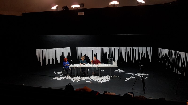 Les acteurs préparant une performance basée sur l’archive dans l’espace de travail devenu scénographie. the light house - g.u.i.