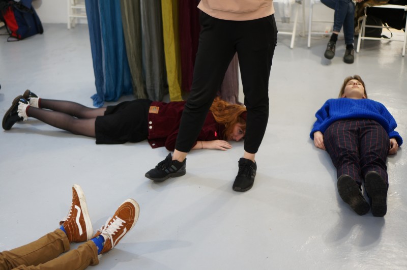 Durant les ateliers de préparation avec les médiateurs, la dimension performative est travaillée comme un mode de médiation. Un panorama direct et diffus - g.u.i.