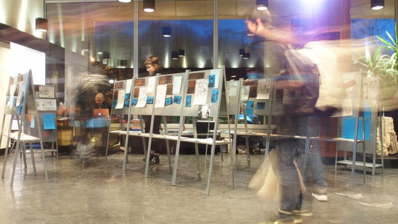 Un ensemble de 20 panneaux synthétisent dans le hall d'entrée les événements dispersés. Un panorama direct et diffus - g.u.i.